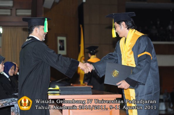 wisuda-fikom-oleh-dekan-038