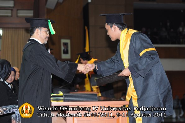 wisuda-fikom-oleh-dekan-040