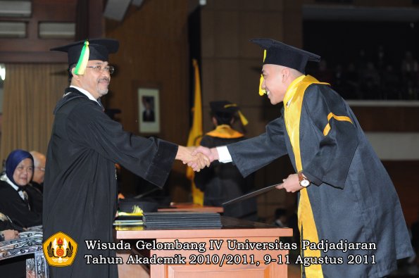 wisuda-fikom-oleh-dekan-041