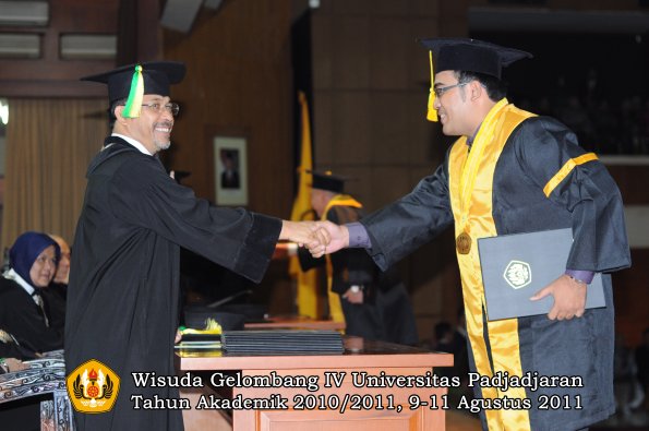 wisuda-fikom-oleh-dekan-042