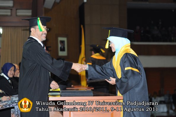 wisuda-fikom-oleh-dekan-043