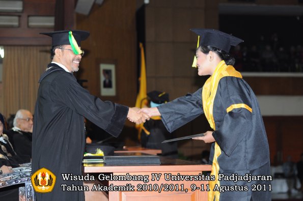 wisuda-fikom-oleh-dekan-044