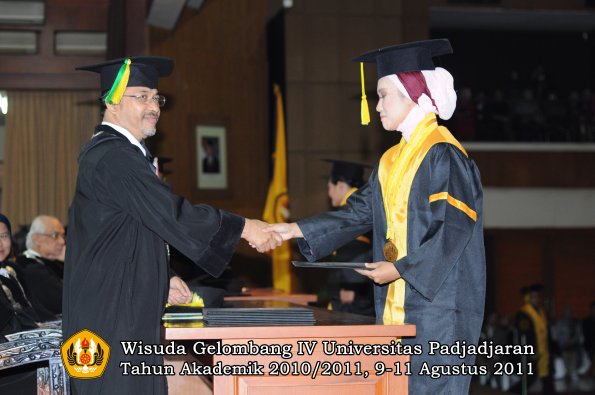 wisuda-fikom-oleh-dekan-045