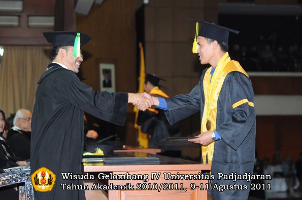 wisuda-fikom-oleh-dekan-047