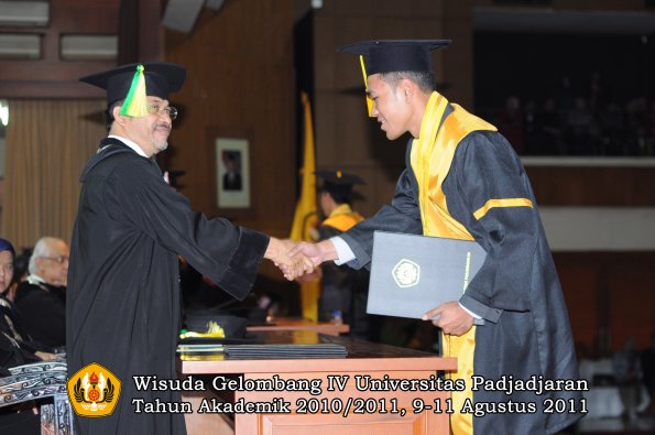 wisuda-fikom-oleh-dekan-048