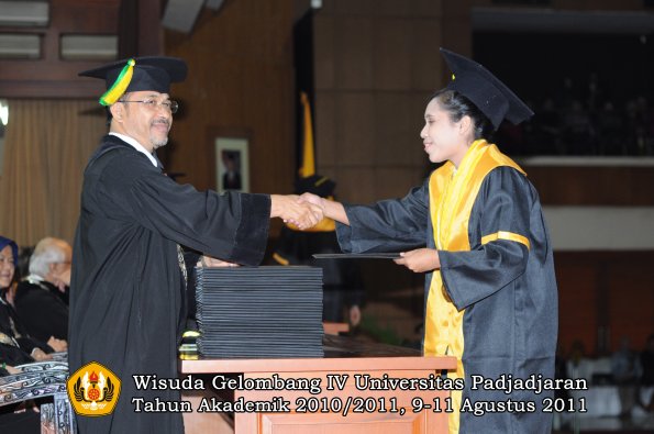 wisuda-fikom-oleh-dekan-054