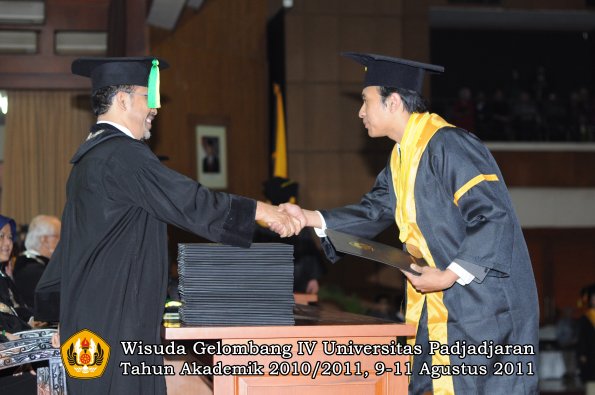 wisuda-fikom-oleh-dekan-055