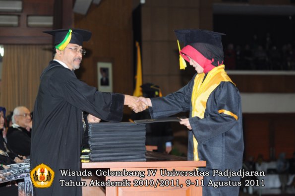 wisuda-fikom-oleh-dekan-057