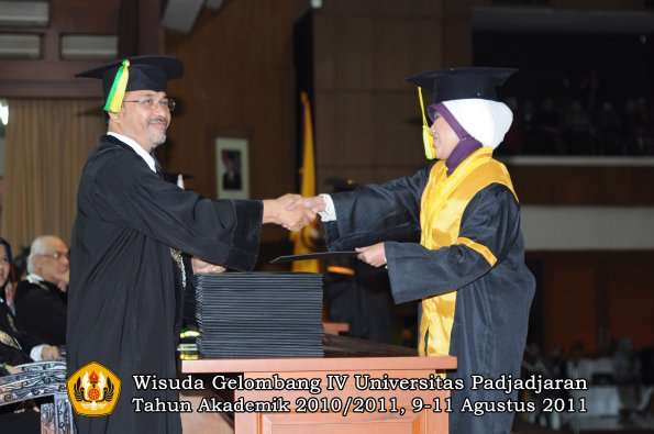 wisuda-fikom-oleh-dekan-058