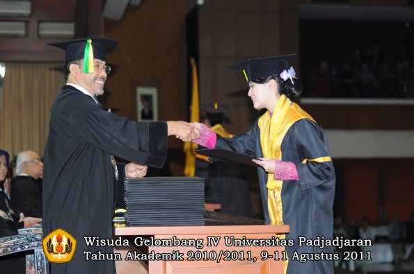 wisuda-fikom-oleh-dekan-063