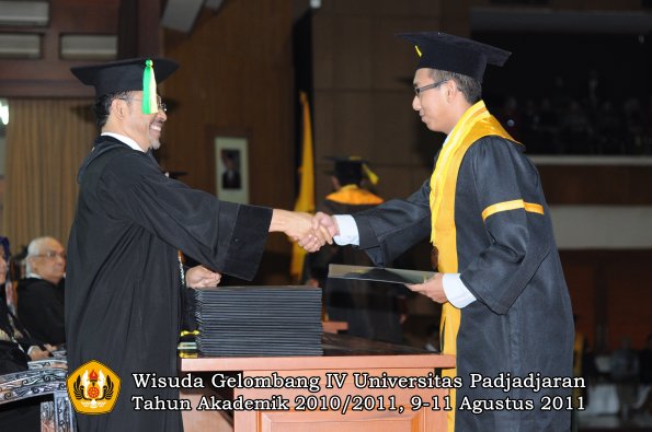 wisuda-fikom-oleh-dekan-067