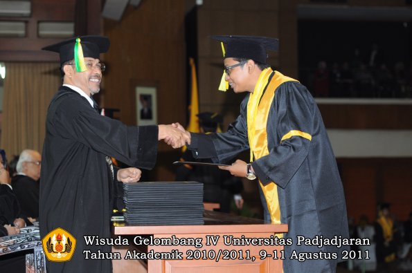 wisuda-fikom-oleh-dekan-068