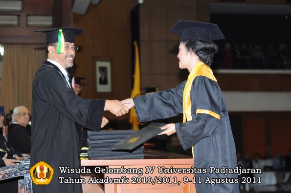 wisuda-fikom-oleh-dekan-069