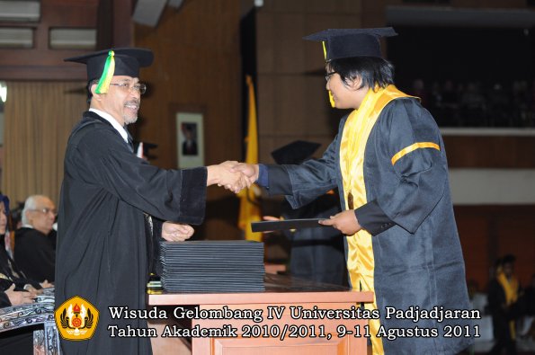 wisuda-fikom-oleh-dekan-070