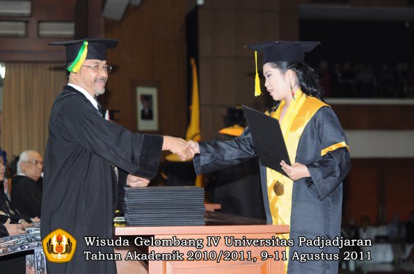 wisuda-fikom-oleh-dekan-071