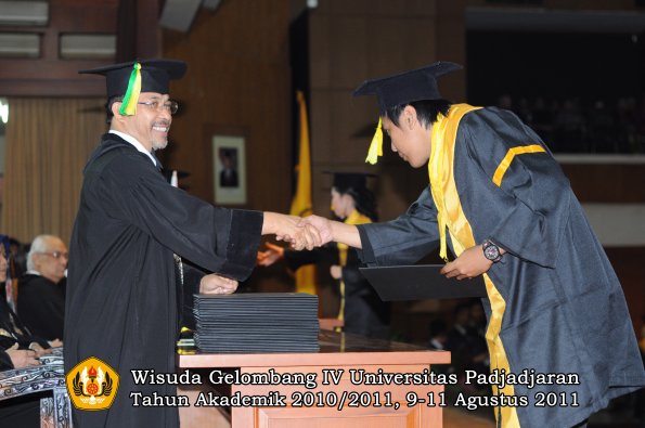 wisuda-fikom-oleh-dekan-072