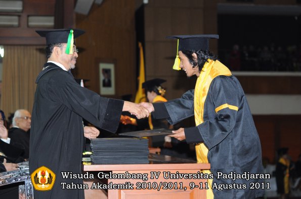 wisuda-fikom-oleh-dekan-074