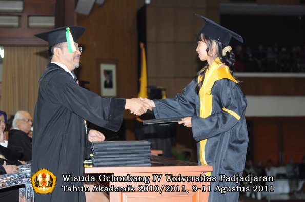 wisuda-fikom-oleh-dekan-075