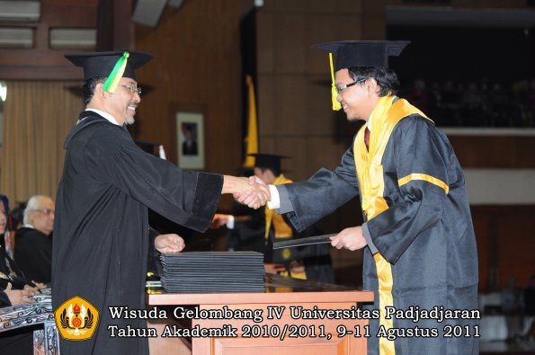 wisuda-fikom-oleh-dekan-078