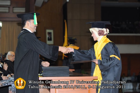 wisuda-fikom-oleh-dekan-079