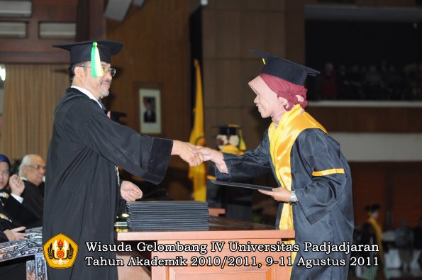 wisuda-fikom-oleh-dekan-080