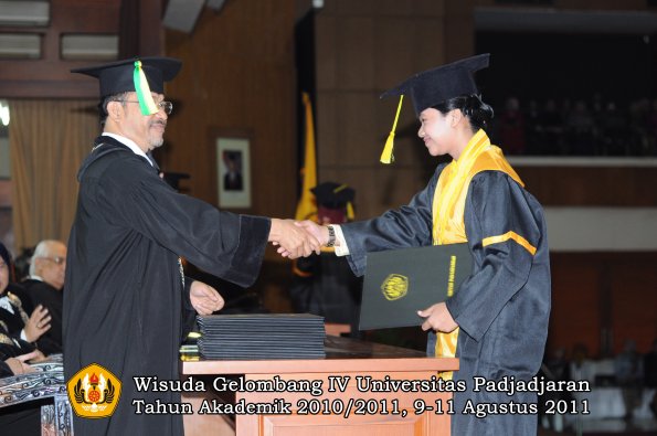 wisuda-fikom-oleh-dekan-081