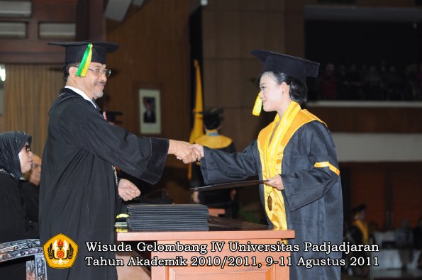 wisuda-fikom-oleh-dekan-083