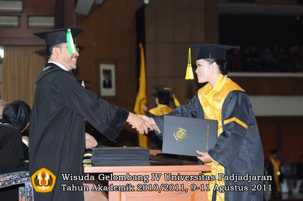 wisuda-fikom-oleh-dekan-084