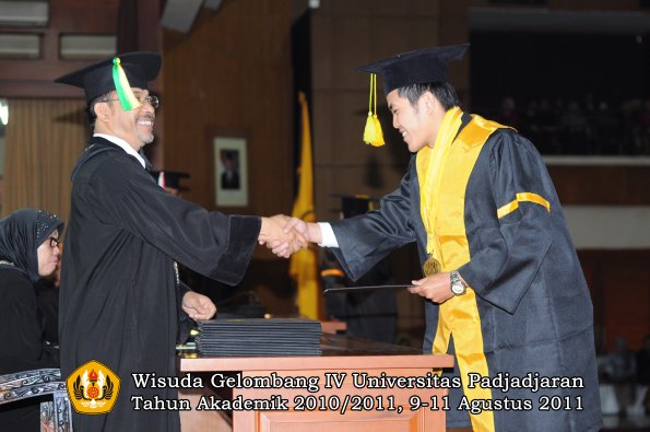 wisuda-fikom-oleh-dekan-085