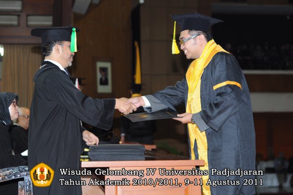 wisuda-fikom-oleh-dekan-086