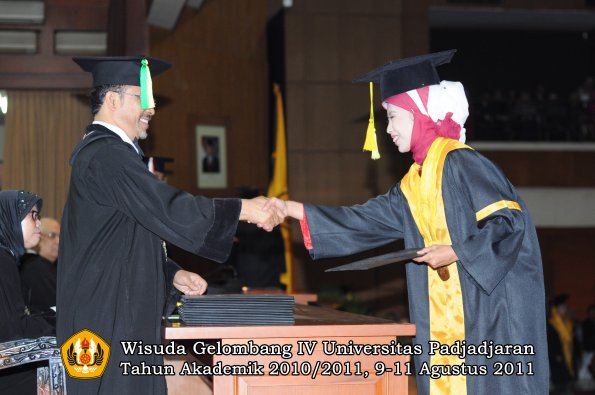 wisuda-fikom-oleh-dekan-087