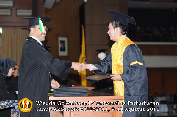 wisuda-fikom-oleh-dekan-088