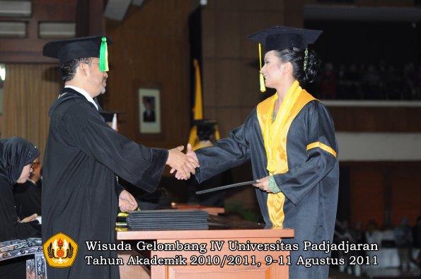 wisuda-fikom-oleh-dekan-089