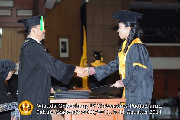 wisuda-fikom-oleh-dekan-090