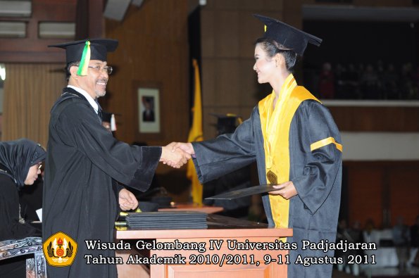 wisuda-fikom-oleh-dekan-091