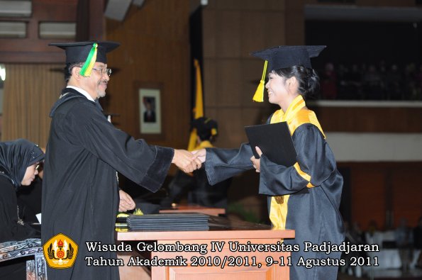 wisuda-fikom-oleh-dekan-092