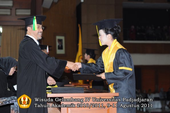 wisuda-fikom-oleh-dekan-093