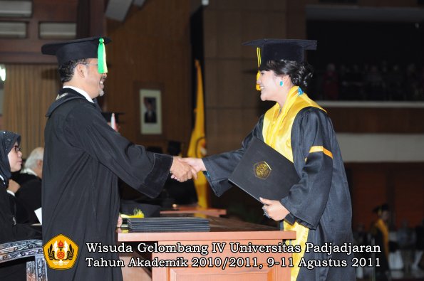 wisuda-fikom-oleh-dekan-094