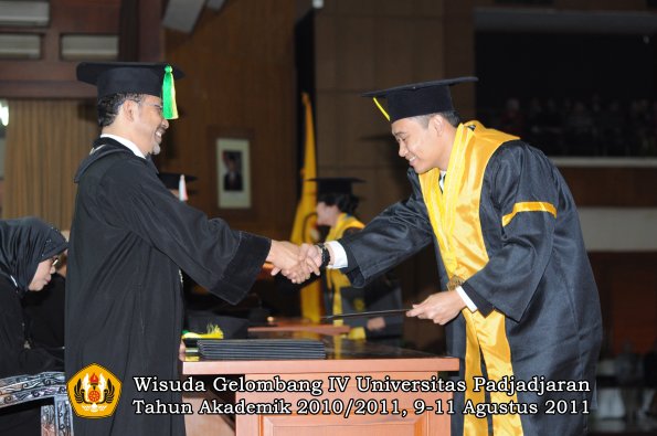 wisuda-fikom-oleh-dekan-095