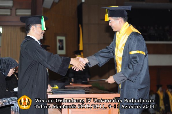 wisuda-fikom-oleh-dekan-096