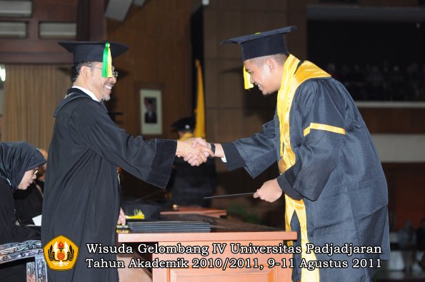 wisuda-fikom-oleh-dekan-097