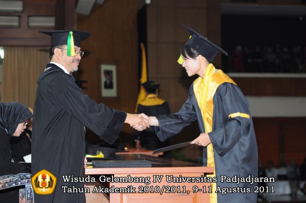 wisuda-fikom-oleh-dekan-098