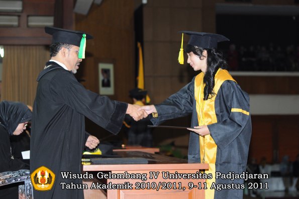 wisuda-fikom-oleh-dekan-099