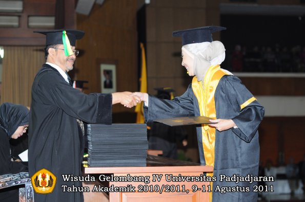 wisuda-fikom-oleh-dekan-105