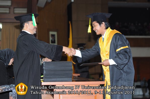 wisuda-fikom-oleh-dekan-107