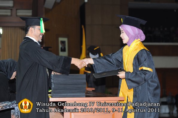 wisuda-fikom-oleh-dekan-109