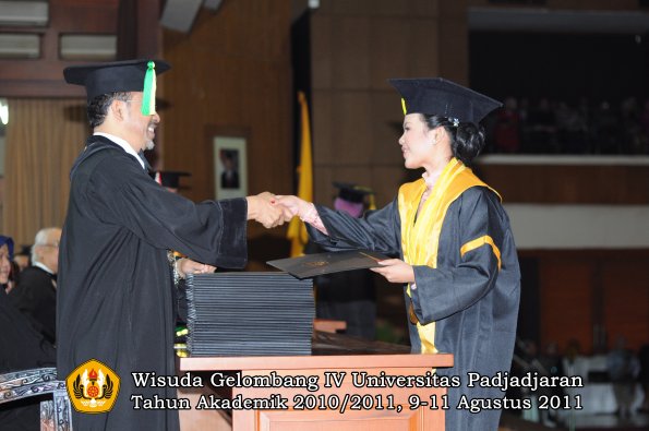 wisuda-fikom-oleh-dekan-110