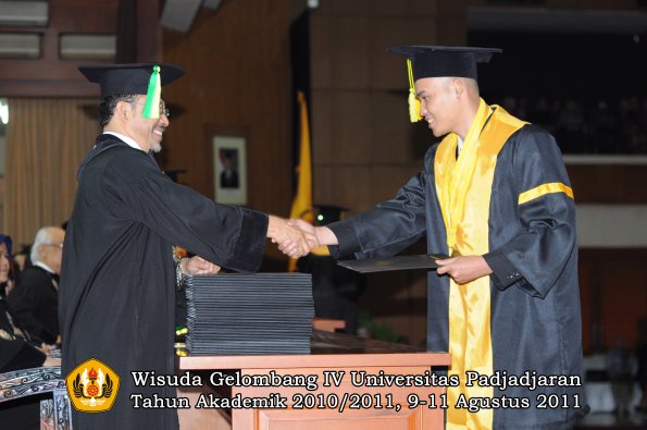 wisuda-fikom-oleh-dekan-111