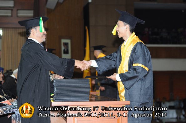 wisuda-fikom-oleh-dekan-112