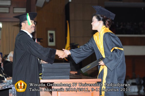 wisuda-fikom-oleh-dekan-116